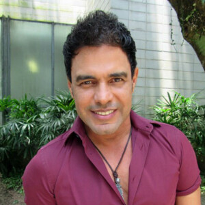 Zezé Di Camargo canta com Graciele Lacerda e fãs brincam: 'Luciano perdeu'.Vídeo