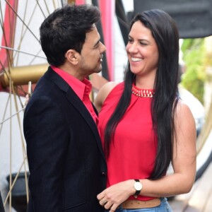 Zezé Di Camargo e Graciele Lacerda são elogiados na web após vídeo cantando juntos