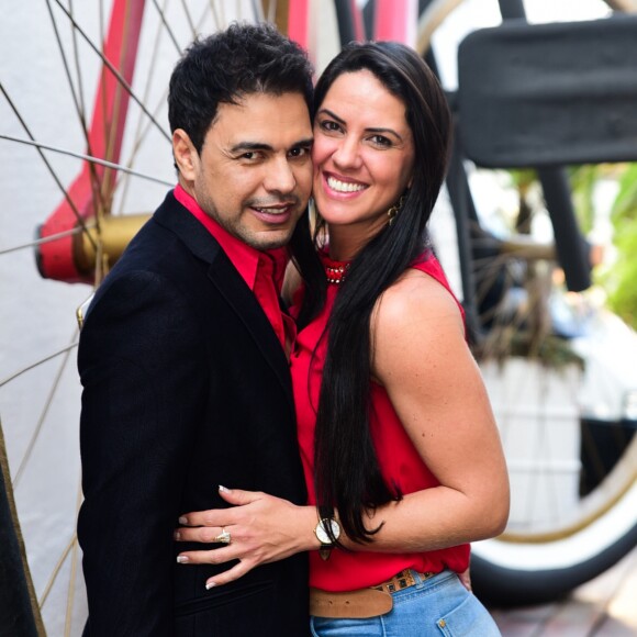 Zezé Di Camargo canta com Graciele Lacerda e fãs brincam em vídeo postado nesta terça-feira, dia 25 de março de 2017