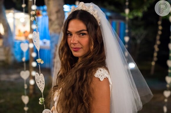 Ritinha (Isis Valverde) forja documentos e entrega a Eugênio (Dan Stulbach) para dar entrada nos papeis de casamento com Ruy (Fiuk), na novela 'A Força do Querer'