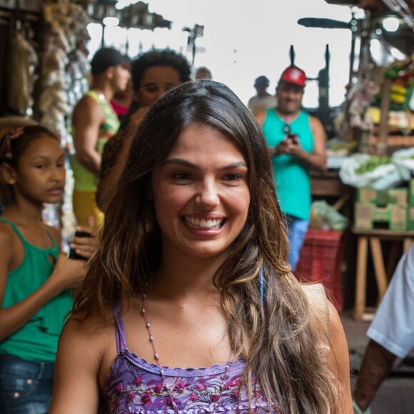 Ritinha (Isis Valverde) é levada para a casa de Heleninha (Totia Meireles), na novela 'A Força do Querer'