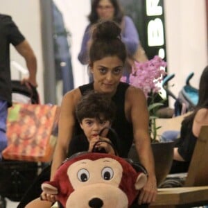 Juliana Paes já foi clicada passeando sem make em um shopping