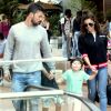 Juliana Paes passeou com os filhos e o marido em shopping carioca