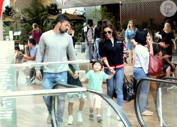 Juliana Paes passeou com os filhos e o marido em shopping carioca
