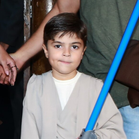 O filho mais velho de Juliana Paes machucou o braço esquerdo