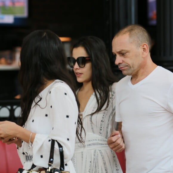 Ex-BBB Emilly almoçou e fez compras com a família nesta terça-feira, 25 de abril de 2017