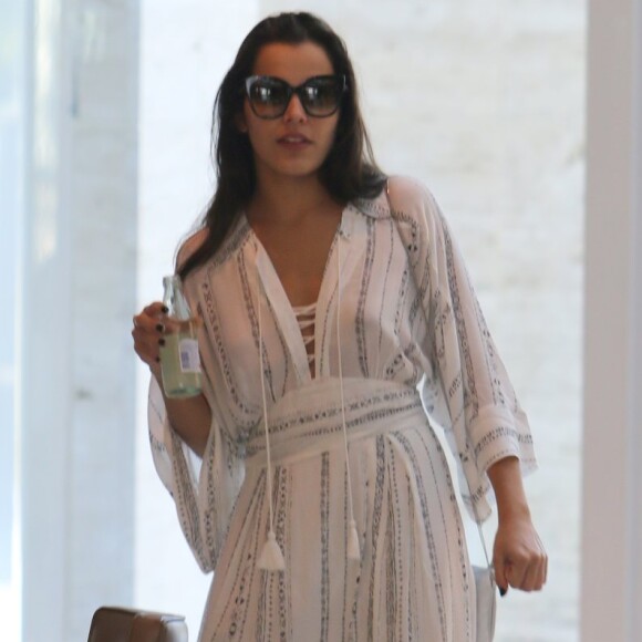 Ex-BBB Emilly passeou no shopping Village Mall, na Barra da Tijuca, Zona Oeste do Rio 