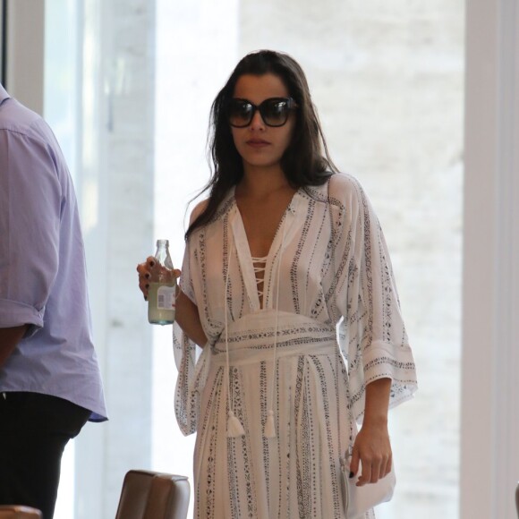 Ex-BBB Emilly esteve em um shopping carioca nesta terça-feira, 25 de abril de 2017