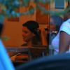 Bruna Linzmeyer e a namorada foram clicadas em restaurante na Barra