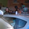 Isis Valverde, André Resende, Bruna Linzmeyer e namorada conversam na porta de restaurante