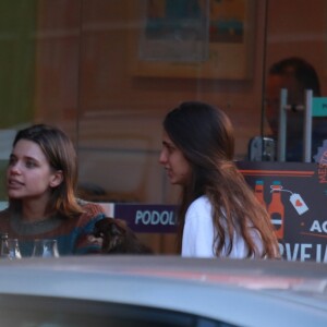 Isis Valverde, André Resende, Bruna Linzmeyer e namorada conversam na porta de restaurante