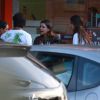 Isis Valverde se diverte em conversa com o namorado, André Resende, Bruna Linzmeyer e a namorada da atriz