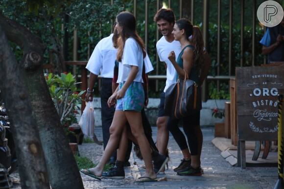 Bruna Linzmeyer e a namorada vão a restaurante com Isis Valverde e André Resende