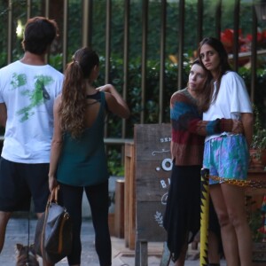 Bruna Linzmeyer abraça a namorada em restaurante no Rio