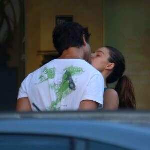 Isis Valverde e André Resende se beijam em restaurante