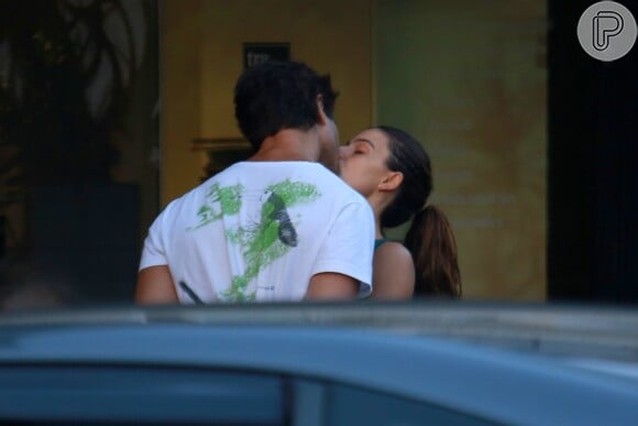 Isis Valverde e André Resende se beijam em restaurante