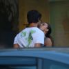 Isis Valverde troca beijos com o namorado, André Resende