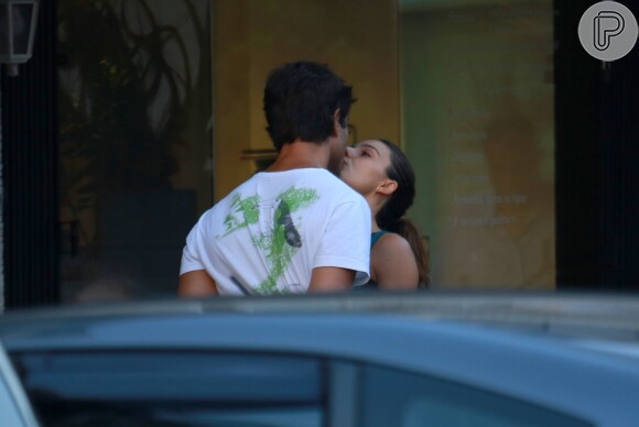 Isis Valverde troca beijos com o namorado, André Resende