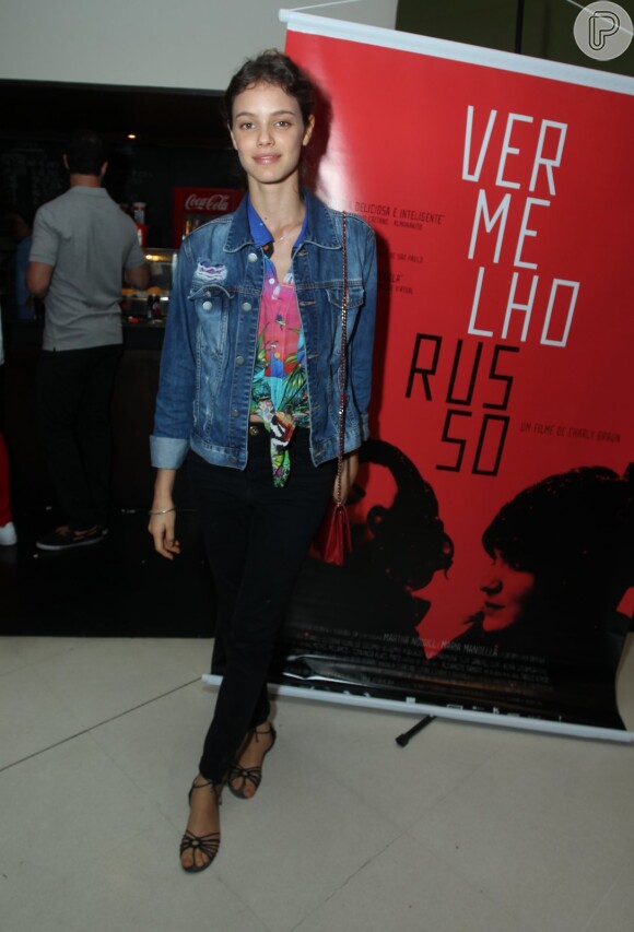 Laura Neiva prestigiou a pré-estreia do filme 'Vermelho Russo', na noite desta terça-feira, 25 de abril de 2017