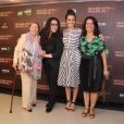 Leticia Lima e Ana Carolina posam com suas respectivas mães em pré-estreia de filme