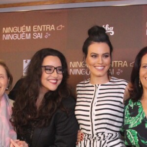 Leticia Lima e Ana Carolina posam com suas respectivas mães em pré-estreia de filme