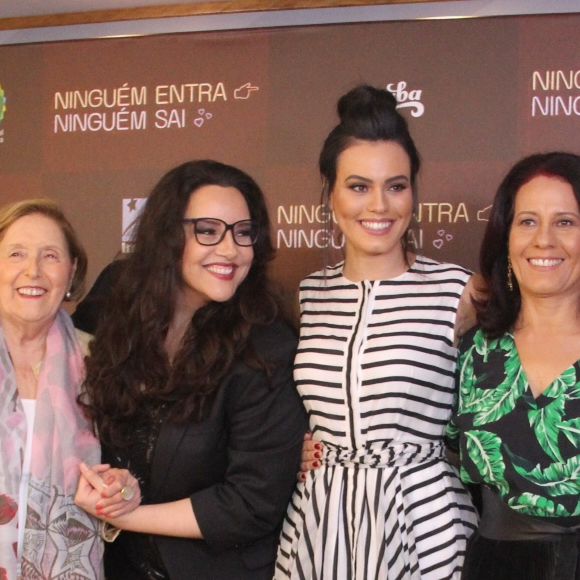 Leticia Lima e Ana Carolina posam com suas respectivas mães em pré-estreia de filme