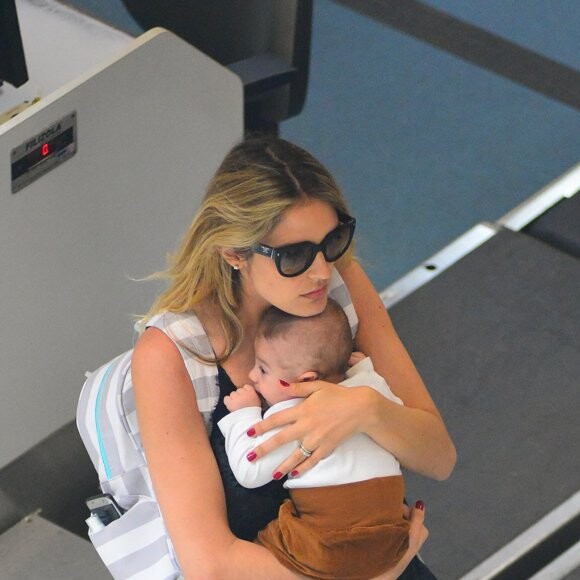 Rafa Brites e o filho, Rocco, foram clicados no aeroporto Santos Dumont, no centro do Rio de Janeiro, nesta quarta-feira, 26 de abril de 2017