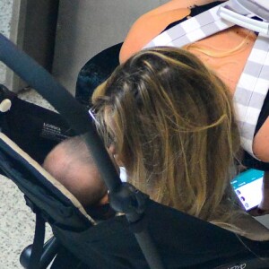 Rafa Brites mimou o filho, Rocco, antes do embarque