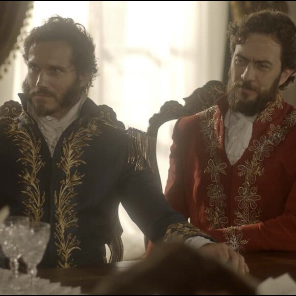 Avilez (Paulo Rocha) e Thomas (Gabriel Braga Nunes), juntos de Sebastião (Roberto Cordovani), planejam roubar dinheiro de Dom Pedro (Caio Castro), na novela 'Novo Mundo'