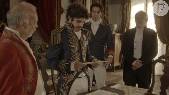 Dom Pedro (Caio Castro) se revolta com carta exigindo seu retorno a Portugal e precisa ser contido por Joaquim (Chay Suede), na novela 'Novo Mundo'
