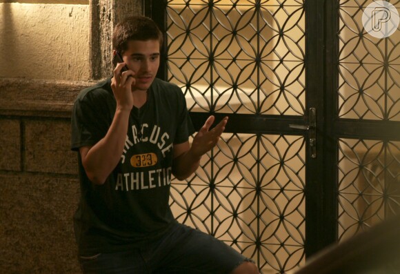 Zac (Nicolas Prattes) se decepcionou por Mariane (Ana Cecília) ir ao Rio de Janeiro e não lhe avisar, na novela 'Rock Story'