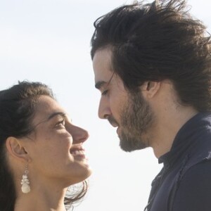 Ainda casada com Zeca (Marco Pigossi), Ritinha (Isis Valverde) falsifica documentos para se casar com Ruy (Fiuk), na novela 'A Força do Querer'