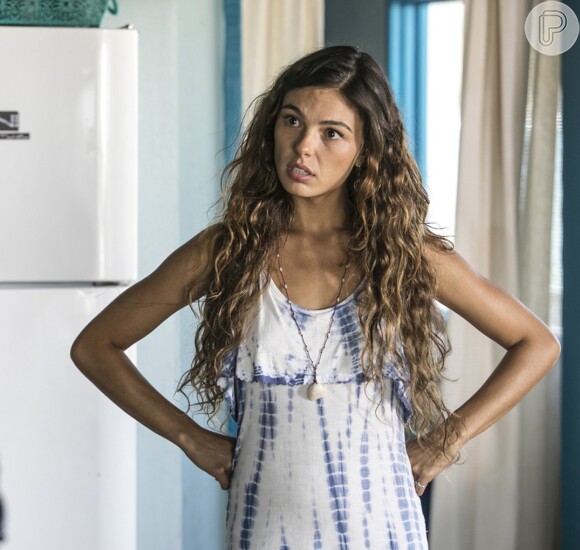Ritinha (Isis Valverde) fala para Jeiza (Paolla Oliveira) que Ruy (Fiuk) está dando prosseguimento ao seu divórcio do casamento com Zeca (Marco Pigossi), na novela 'A Força do Querer'