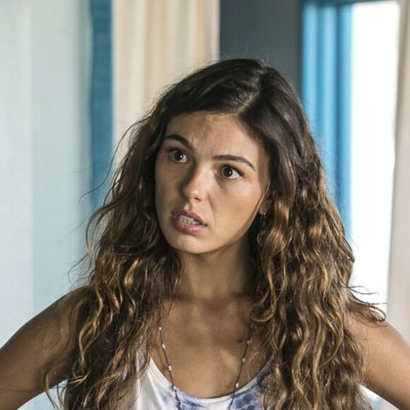 Ritinha (Isis Valverde) fala para Jeiza (Paolla Oliveira) que Ruy (Fiuk) está dando prosseguimento ao seu divórcio do casamento com Zeca (Marco Pigossi), na novela 'A Força do Querer'