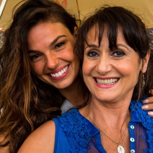 Ritinha (Isis Valverde) vai até a casa da mãe de Jeiza (Paolla Oliveira) para encontrar Edinalva (Zezé Polessa), sua mãe, na novela 'A Força do Querer'