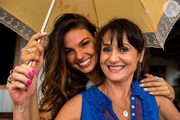 Ritinha (Isis Valverde) vai até a casa da mãe de Jeiza (Paolla Oliveira) para encontrar Edinalva (Zezé Polessa), sua mãe, na novela 'A Força do Querer'