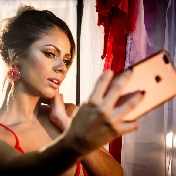 Lexa surge sensual de lingerie em novo clipe nesta quarta-feira, dia 26 de abril de 2017