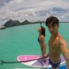 Carol Castro e Raphael Sander praticaram stand up paddle em Bora Bora após se casarem no Rio de Janeiro