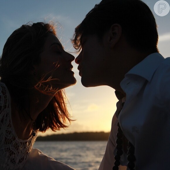 Os recém-casados Carol Castro e Raphael Sander em clima apaixonado durante viagem de lua de mel