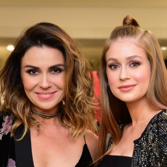 Marina Ruy Barbosa posa com Giovanna Antonelli em evento da Le Lis Blanc