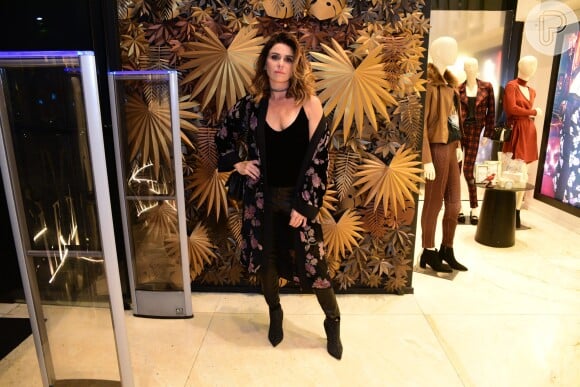 Giovanna Antonelli exibe look decotado escolhido para evento em São Paulo