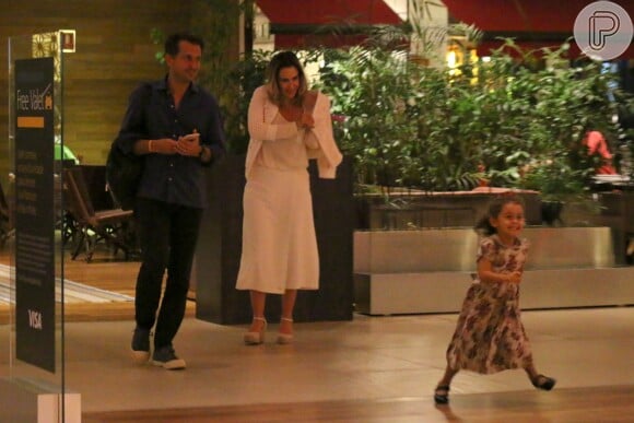Minna, filha de Guilhermina Guinle e Leonardo Antonelli, jantou com os pais em restaurante de comida japonesa, no shopping Village Mall, na Barra da Tijuca