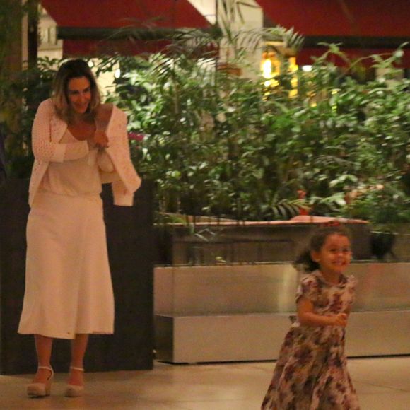 Minna, filha de Guilhermina Guinle e Leonardo Antonelli, jantou com os pais em restaurante de comida japonesa, no shopping Village Mall, na Barra da Tijuca