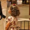 Minna esbanjou fofura em passeio com os pais, Guilhermina Guinle e Leonardo Antonelli, na noite desta quarta-feira, 26 de abril de 2017