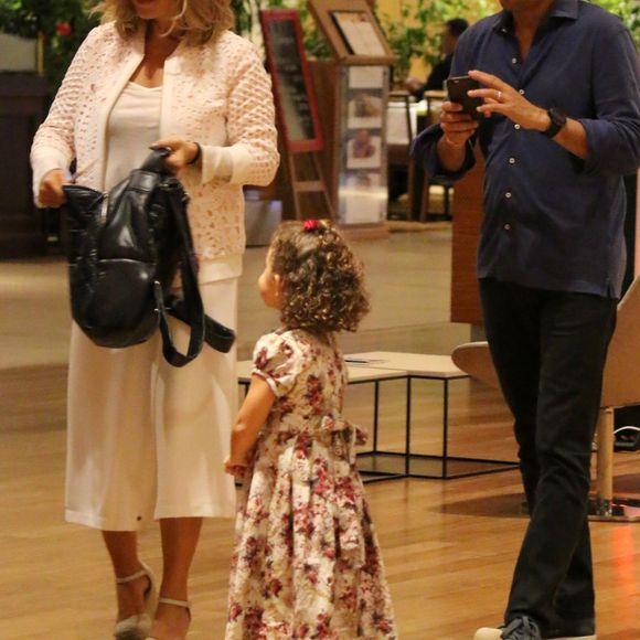 Minna esbanjou fofura em passeio com os pais, Guilhermina Guinle e Leonardo Antonelli, na noite desta quarta-feira, 26 de abril de 2017