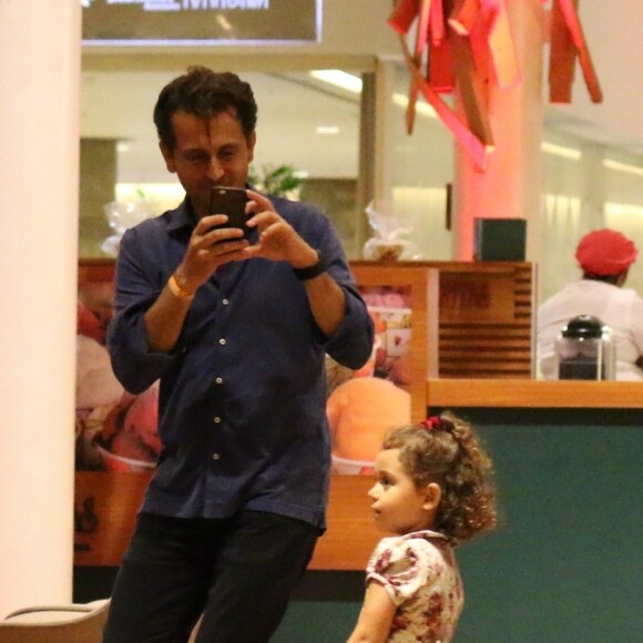 Minna esbanjou fofura em passeio com os pais, Guilhermina Guinle e Leonardo Antonelli, na noite desta quarta-feira, 26 de abril de 2017, em shopping da Barra da Tijuca
