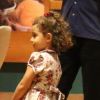 Minna, de 3 anos, esbanjou fofura em passeio com os pais, Guilhermina Guinle e Leonardo Antonelli, na noite desta quarta-feira, 26 de abril de 2017, em shopping da Barra da Tijuca