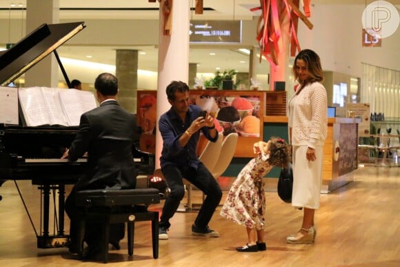 Minna, de 3 anos, fez pose para o pai ao curtir apresentação de pianista