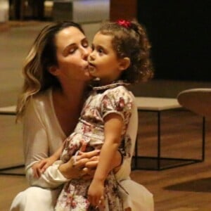 Minna, de 3 anos, filha de Guilhermina Guinle, curtiu apresentação de pianista em shopping da Barra da Tijuca