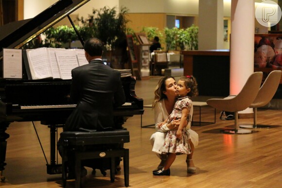 Minna, de 3 anos, filha de Guilhermina Guinle, curtiu apresentação de pianista em shopping da Barra da Tijuca